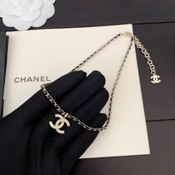 Ultima collana Chanel in pelle nera con diamanti cc (AED7)