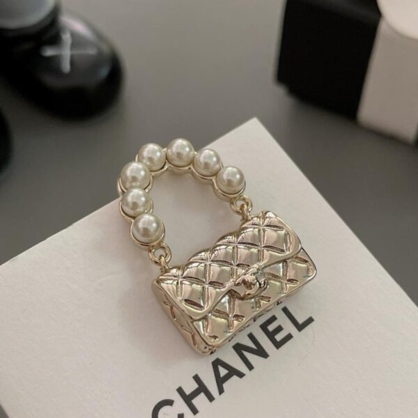 replica,repliche,fake,1:1,earrings,bracelet,ring,jewelry Spilla per borsa Chanel (BCA3)