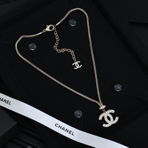 Chanel Collana con catena in osso di serpente di Chopard con doppia C piena di diamanti (9F08)