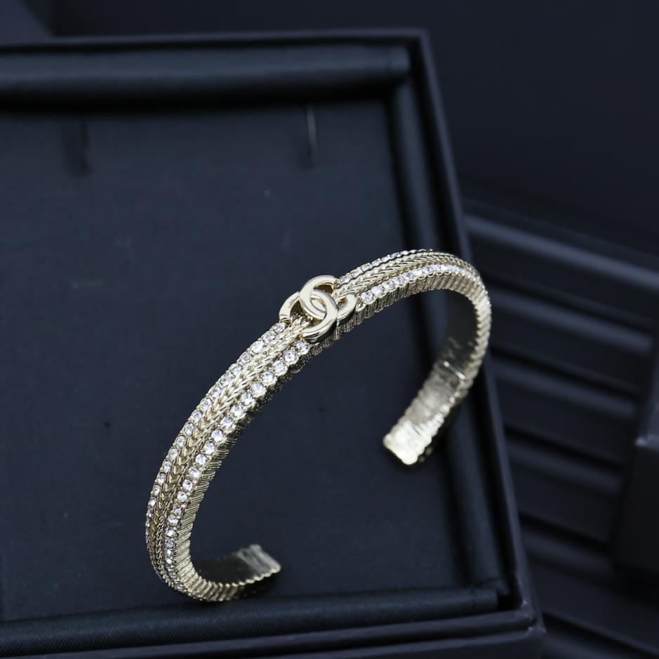 replica,repliche,fake,1:1,earrings,bracelet,ring,jewelry Bracciale aperto Chanel doppia C con strass intrecciati goffrati in oro (4252) replica,repliche,fake,1:1,earrings,bracelet,ring,jewelry Bracciale aperto Chanel doppia C con strass intrecciati goffrati in oro (4252)