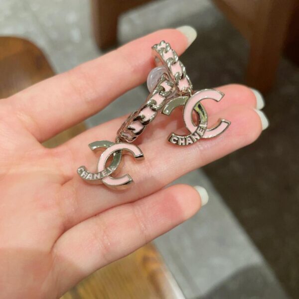Orecchini doppia C Chanel di seconda mano (750D)