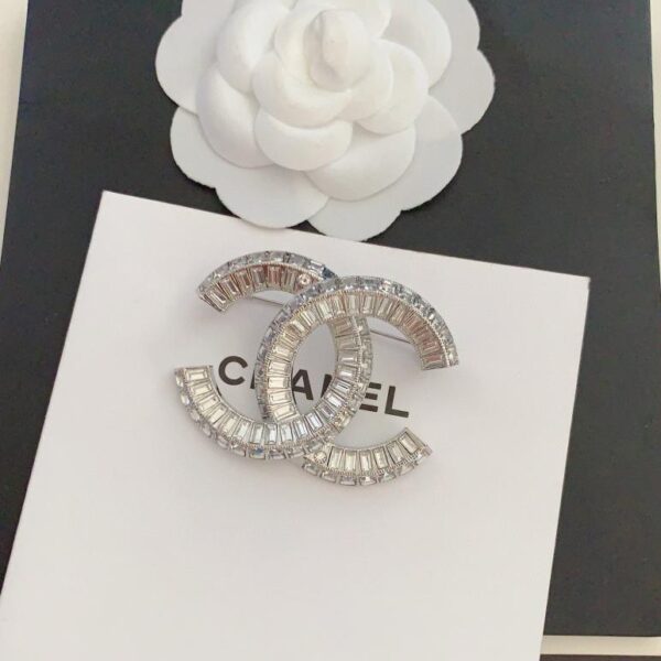 replica,repliche,fake,1:1,earrings,bracelet,ring,jewelry Spilla Chanel nuova classica con diamanti quadrati (E213)