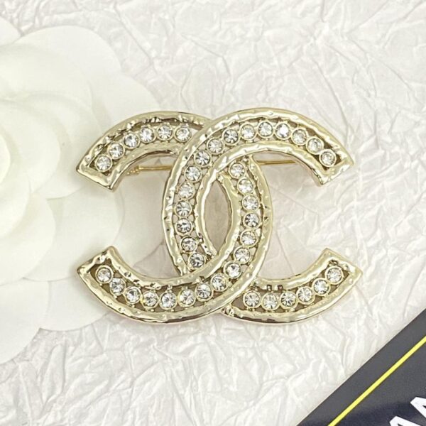 replica,repliche,fake,1:1,earrings,bracelet,ring,jewelry Spilla Chanel doppia C con strass cavi (211E)