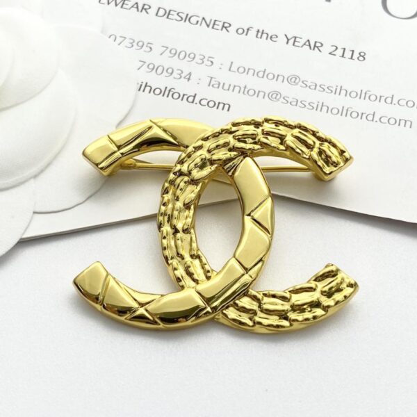 replica,repliche,fake,1:1,earrings,bracelet,ring,jewelry Spilla Chanel con doppia C intrecciata curva in rilievo con semi-diamanti (8C36)