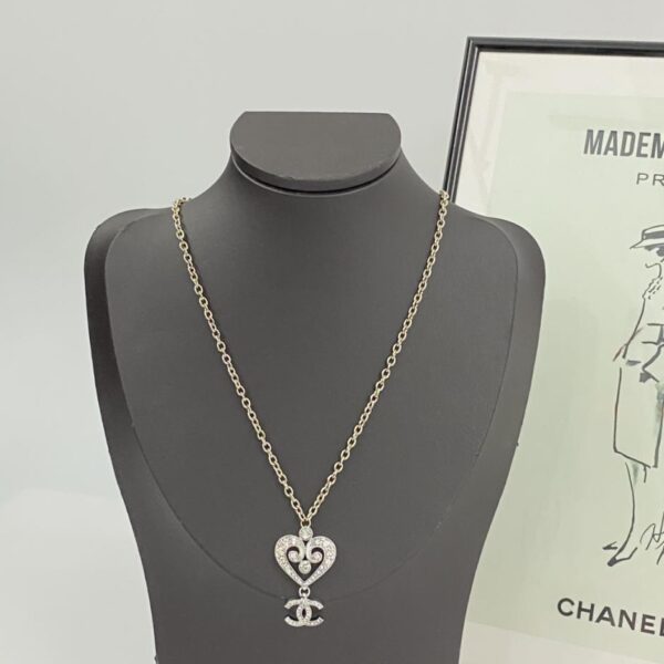 Collana Chanel Love in oro bianco e cristalli cavi (1840)