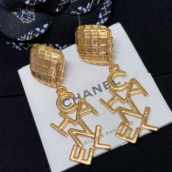 Orecchini con lettera Chanel(7056)