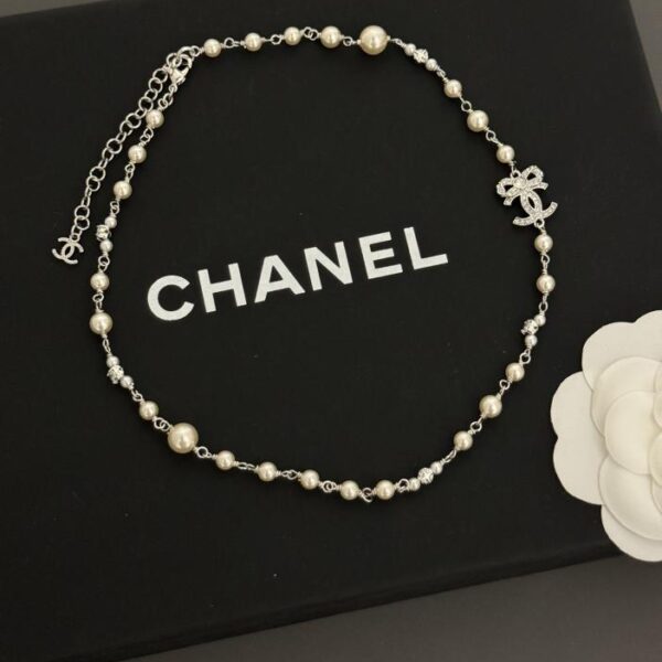 Ultima collana di perle con fiocco in oro bianco Chanel (F16C)