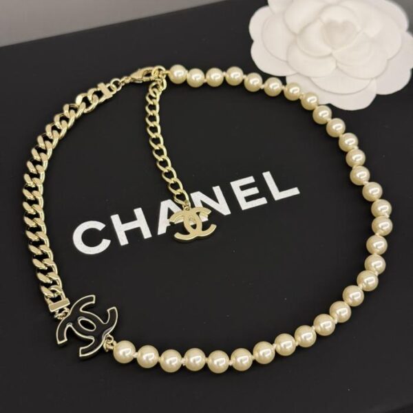 Ultima collana Chanel con mezza catena nera cc e mezza perla (D91B)