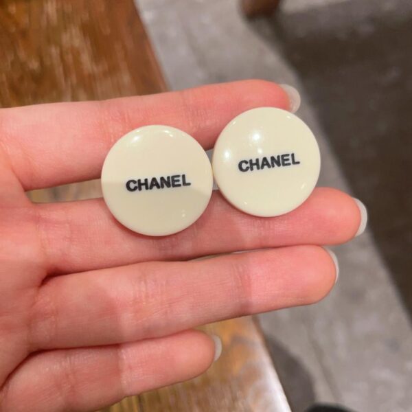 Orecchini classici con lettera Chanel (6AB0)