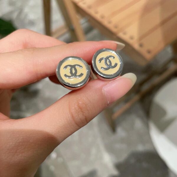 Orecchini a bottone rotondi Chanel doppia C (A74F)