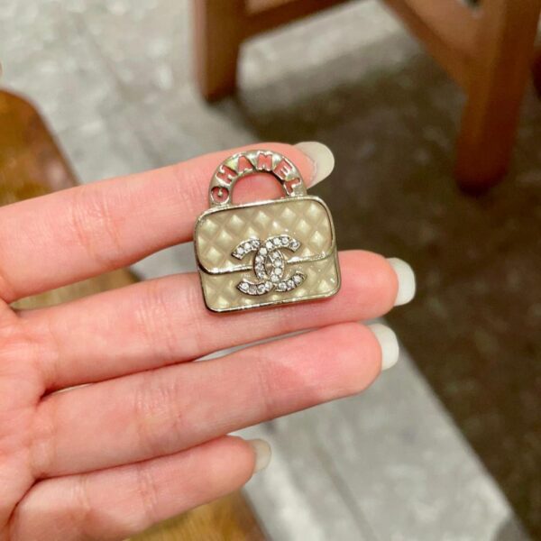replica,repliche,fake,1:1,earrings,bracelet,ring,jewelry Borsa Chanel spilla con doppia lettera C (DFBA)