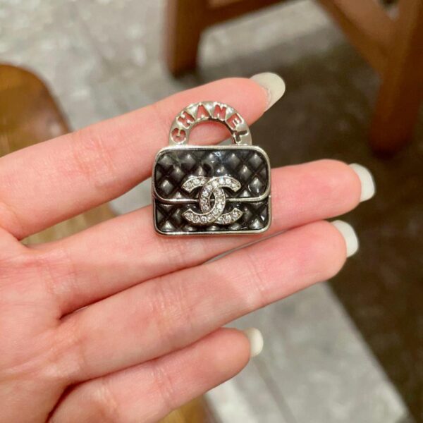 replica,repliche,fake,1:1,earrings,bracelet,ring,jewelry Borsa Chanel spilla con doppia lettera C (FD4F)