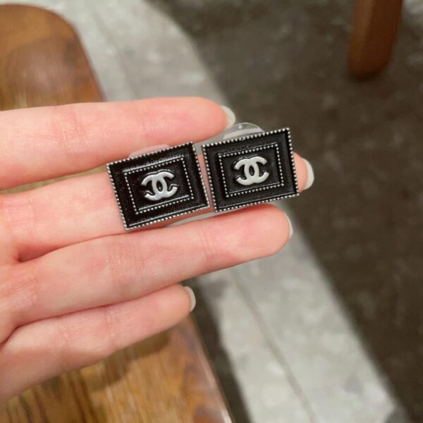 Orecchini a bottone classici Chanel doppia C (E667)