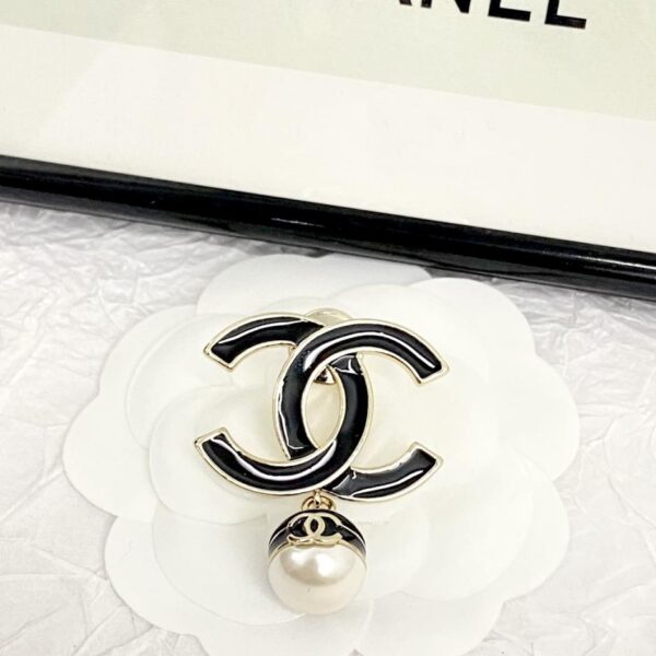 replica,repliche,fake,1:1,earrings,bracelet,ring,jewelry Spilla Chanel doppia C smaltata in oro nero (0BC3)