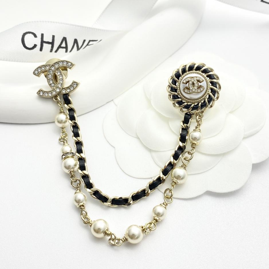 replica,repliche,fake,1:1,earrings,bracelet,ring,jewelry Spilla Chanel a doppio strato con catena in pelle nera con perle rotonde (18CF) replica,repliche,fake,1:1,earrings,bracelet,ring,jewelry Spilla Chanel a doppio strato con catena in pelle nera con perle rotonde (18CF)