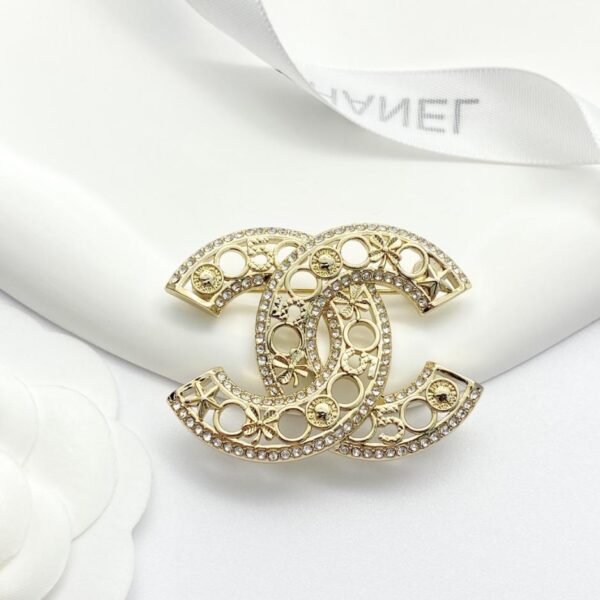 replica,repliche,fake,1:1,earrings,bracelet,ring,jewelry Spilla Chanel con doppia C cava con strass (0FB3)