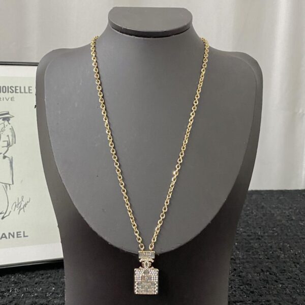 Collana bottiglia di profumo Chanel con strass (3EBE)