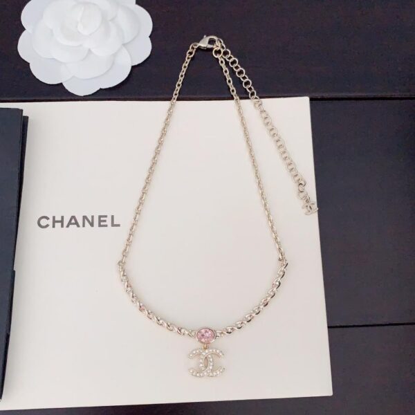 L'ultima collana girocollo ovale con diamanti rosa di Chanel (8CAD)