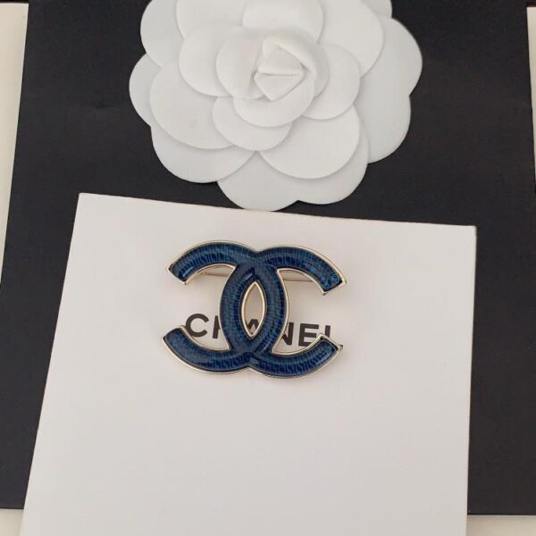 replica,repliche,fake,1:1,earrings,bracelet,ring,jewelry Ultima spilla cc in resina blu Chanel (F12F)