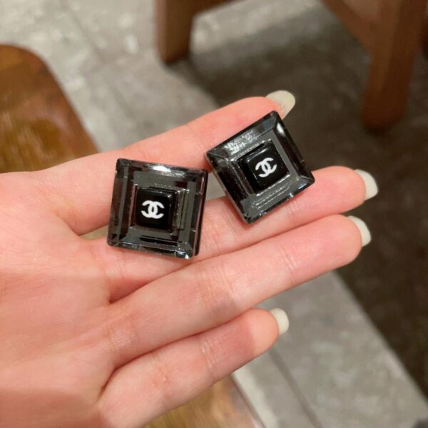 Orecchini a bottone quadrati con doppia C Chanel (38D7)