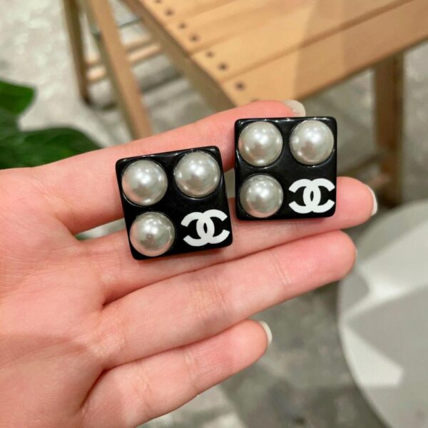 Orecchini a bottone Chanel con perla quadrata doppia C (0E56)