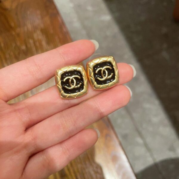 Orecchini a bottone classici Chanel doppia C (59B6)