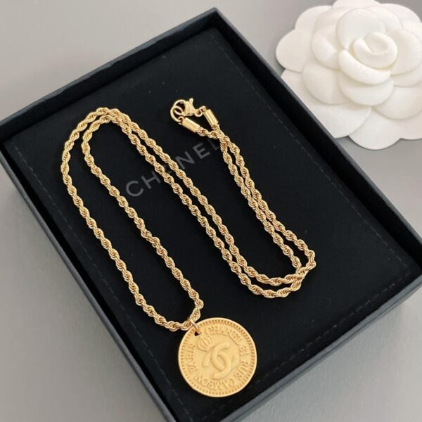 Collana Chanel con piastra rotonda, serie vintage di seconda mano (EE87)