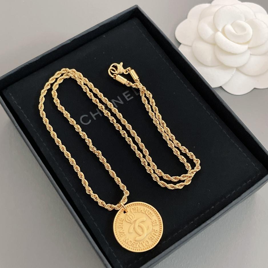 replica,repliche,fake,1:1,earrings,bracelet,ring,jewelry Collana Chanel con piastra rotonda, serie vintage di seconda mano (EE87) replica,repliche,fake,1:1,earrings,bracelet,ring,jewelry Collana Chanel con piastra rotonda, serie vintage di seconda mano (EE87)