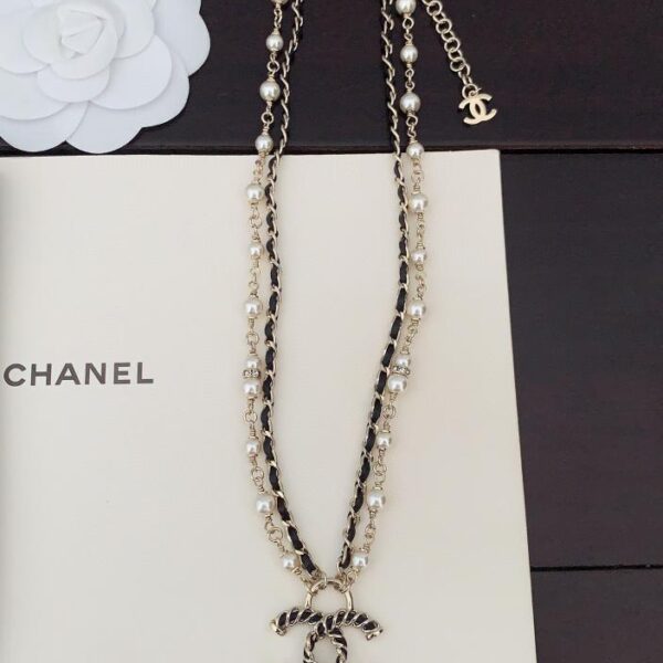 L'ultima collana a doppio strato di perle in pelle nera di Chanel (CECF)