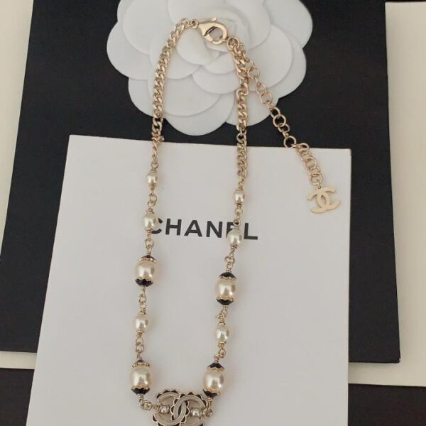Ultima collana Chanel cc bianca con motivo nero (C968)