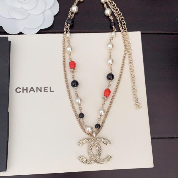 L'ultima collana a doppio strato di perle rosa a forma speciale in bianco e nero di Chanel (8ACC)