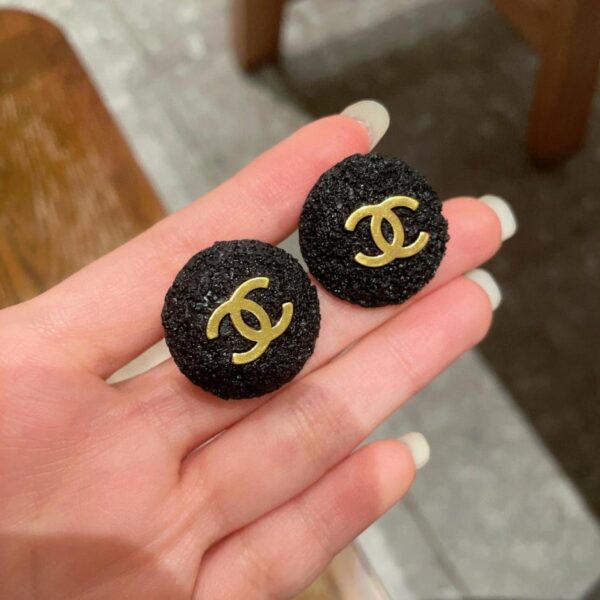 Orecchini a bottone Chanel con doppia C con motivo gelato (6AFA)