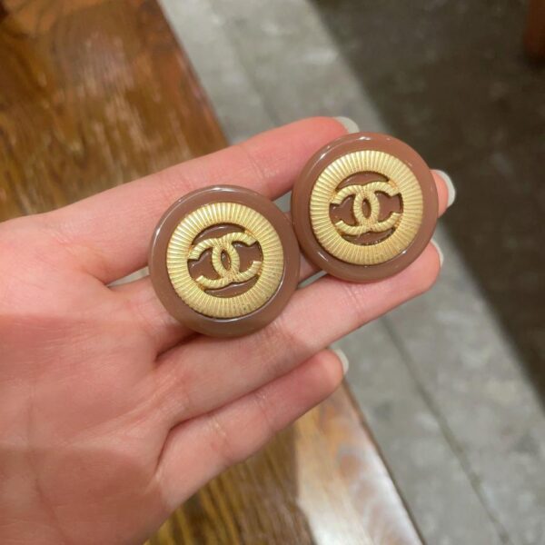 Orecchini a bottone Chanel doppia C in tre colori (49D4)