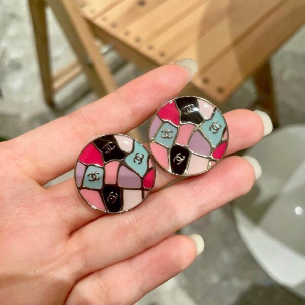 Orecchini a bottone Chanel colorati rotondi con doppia C (36E6)