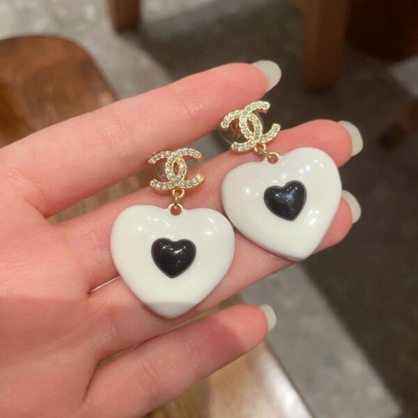 Orecchini Chanel con diamanti doppia C a cuore (E2DE)