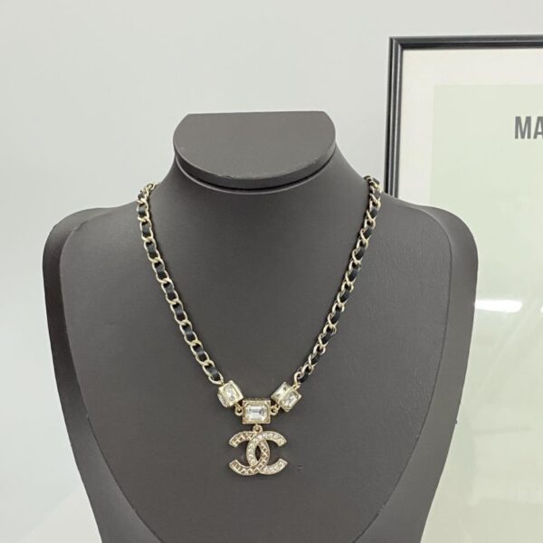 Collana Chanel in pelle intrecciata con diamanti quadrati e doppia c in cristallo di diamante (2D17)