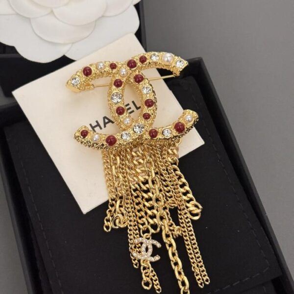 replica,repliche,fake,1:1,earrings,bracelet,ring,jewelry Chanel ultima spilla cc con nappe dorate, diamanti rossi e bianchi (2B78)