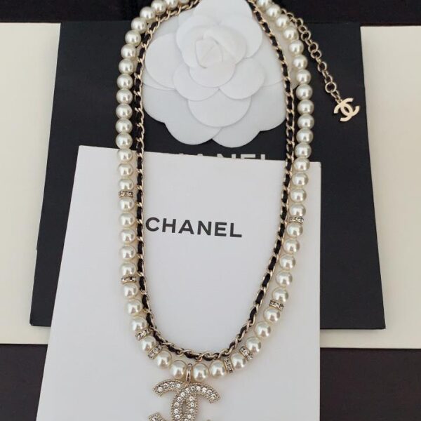 L'ultima collana a doppio strato di perle in pelle nera di Chanel (D845)