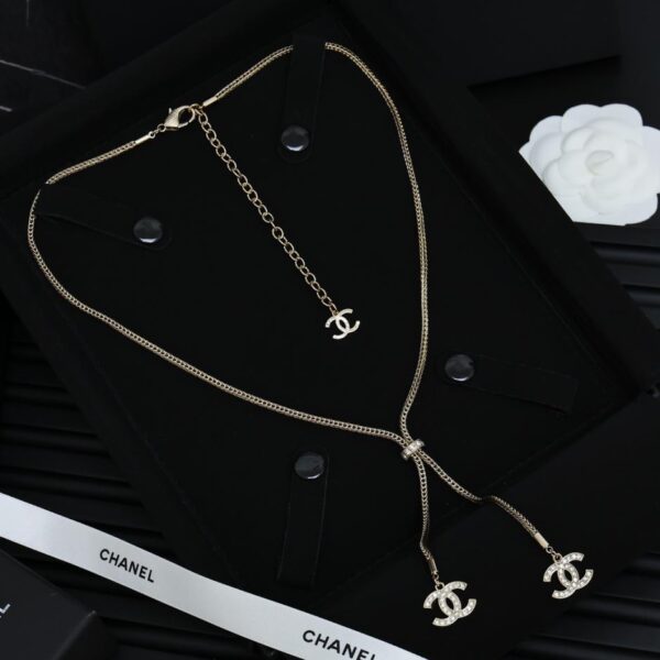Chanel Collana con catena in osso di serpente di Chopard con doppia C piena di diamanti (6F47)