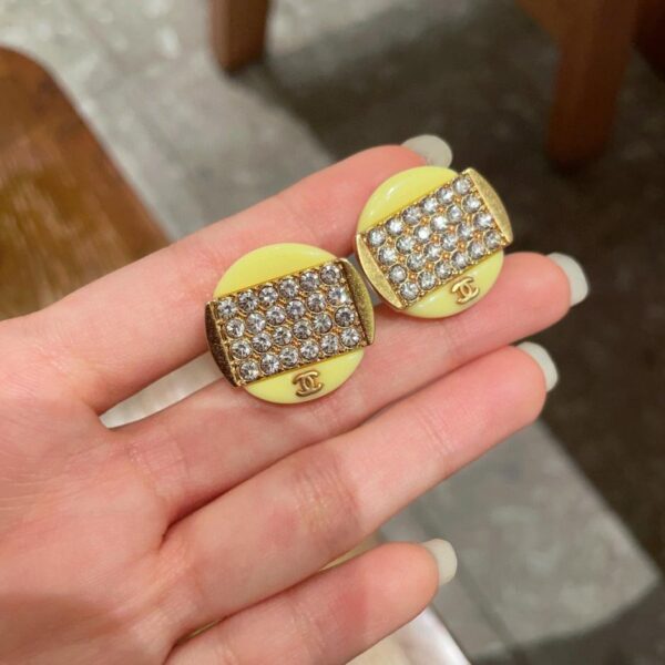 Orecchini a bottone Chanel con doppia C con diamanti (353C)