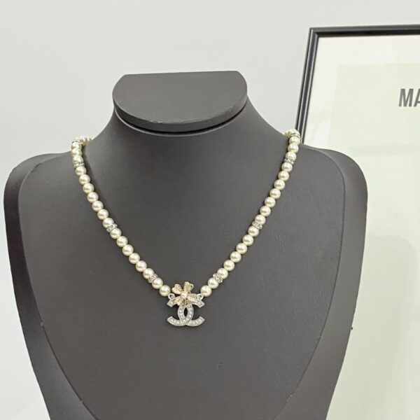 Collana Chanel con perle di diamanti e cristalli di quadrifoglio bicolore (0F46)