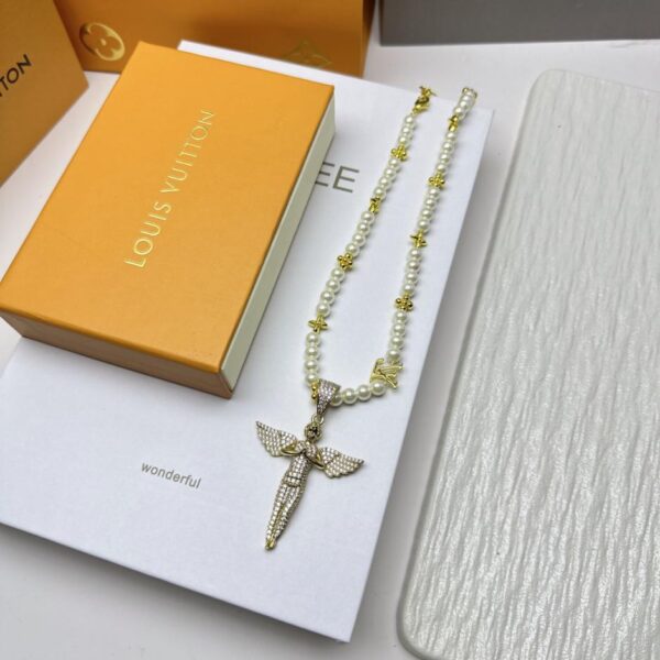 replica,repliche,fake,1:1,earrings,bracelet,ring,jewelry Collana Louuis Vuitton con angelo e perla in oro per uomo e donna (EA03)