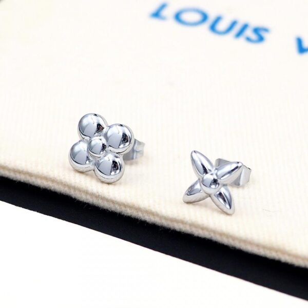Orecchini a bottone con fiore Monogram della nuova serie Baby Louis di Louis Vuitton (055C)