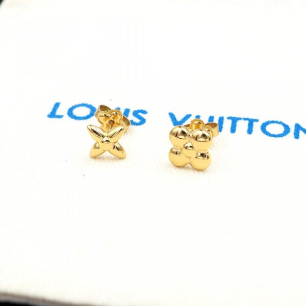 Orecchini a bottone con fiore Monogram della nuova serie Baby Louis di Louis Vuitton (383C)