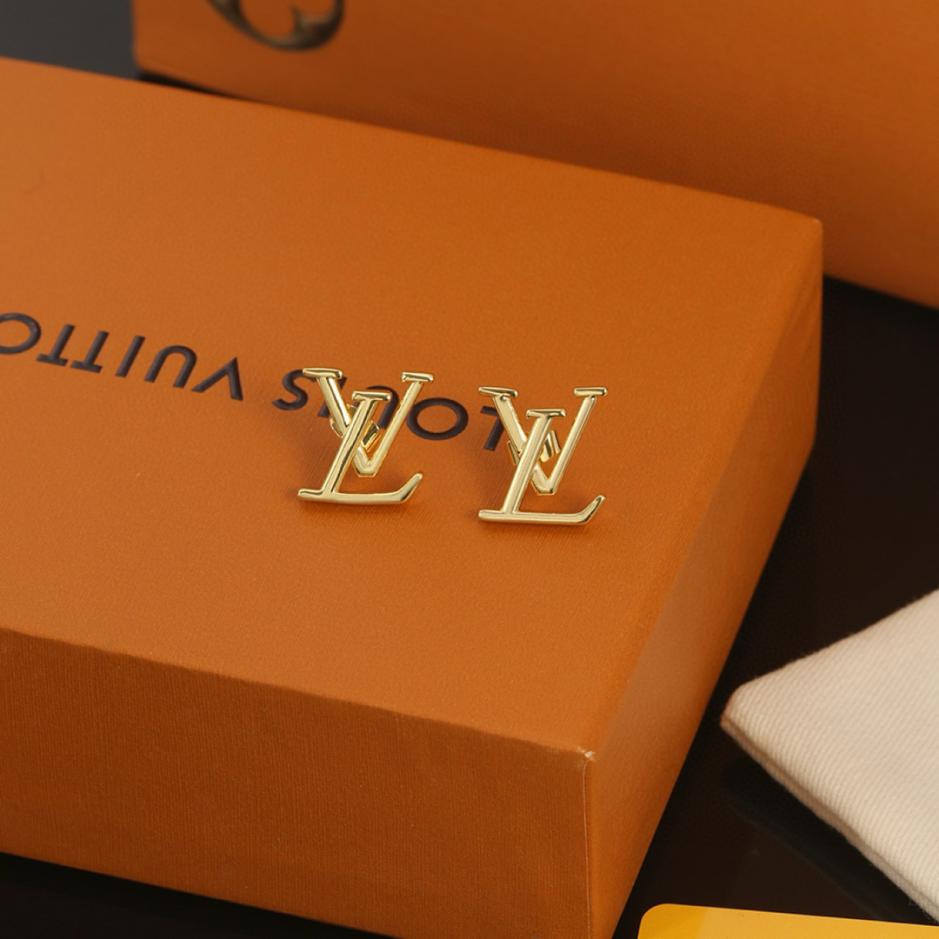 replica,repliche,fake,1:1,earrings,bracelet,ring,jewelry Orecchini a bottone con lettera in oro Louuis Vuitton (D873) replica,repliche,fake,1:1,earrings,bracelet,ring,jewelry Orecchini a bottone con lettera in oro Louuis Vuitton (D873)