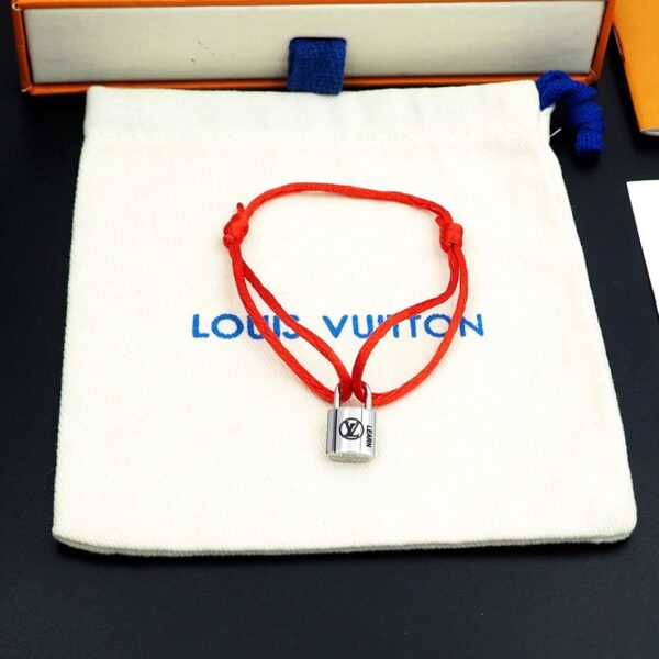 replica,repliche,fake,1:1,earrings,bracelet,ring,jewelry Bracciale con lucchetto di beneficenza rosso per la nuova coppia di Louis Vuitton (8E21)