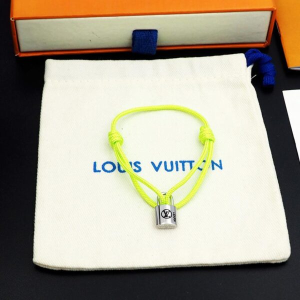 replica,repliche,fake,1:1,earrings,bracelet,ring,jewelry Bracciale con lucchetto di beneficenza per la nuova coppia di Louis Vuitton verde fluorescente (D688)