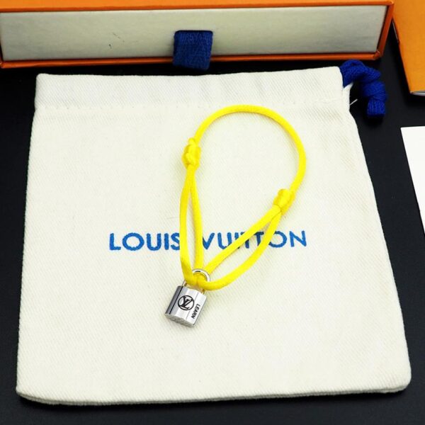 replica,repliche,fake,1:1,earrings,bracelet,ring,jewelry Bracciale con lucchetto di beneficenza per la nuova coppia di Louis Vuitton giallo fluorescente (5303)