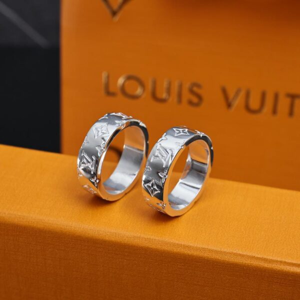 replica,repliche,fake,1:1,earrings,bracelet,ring,jewelry Louis Vuitton nuovo anello con stampa logo in argento misura 6-11 (A224)