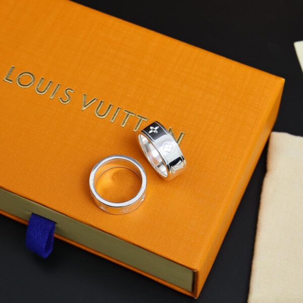 replica,repliche,fake,1:1,earrings,bracelet,ring,jewelry Louis Vuitton nuovo anello con stampa logo in argento (87EA)